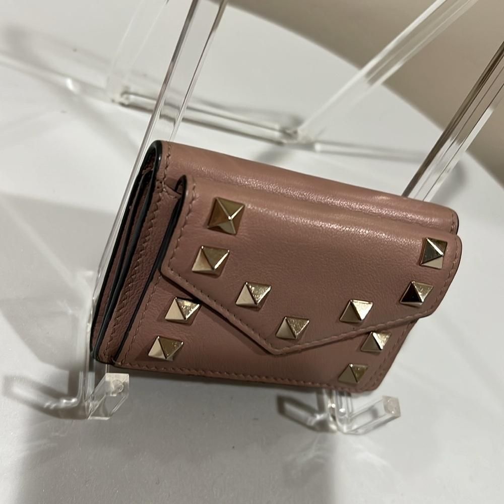 Valentino Garavani Rockstud Tan Compact Wallet EUC - Picture 12 of 15